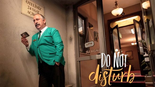 You are currently viewing Cem Yılmaz’ın Yeni Filmi “Do Not Disturb” Ne Zaman Yayınlanacak?